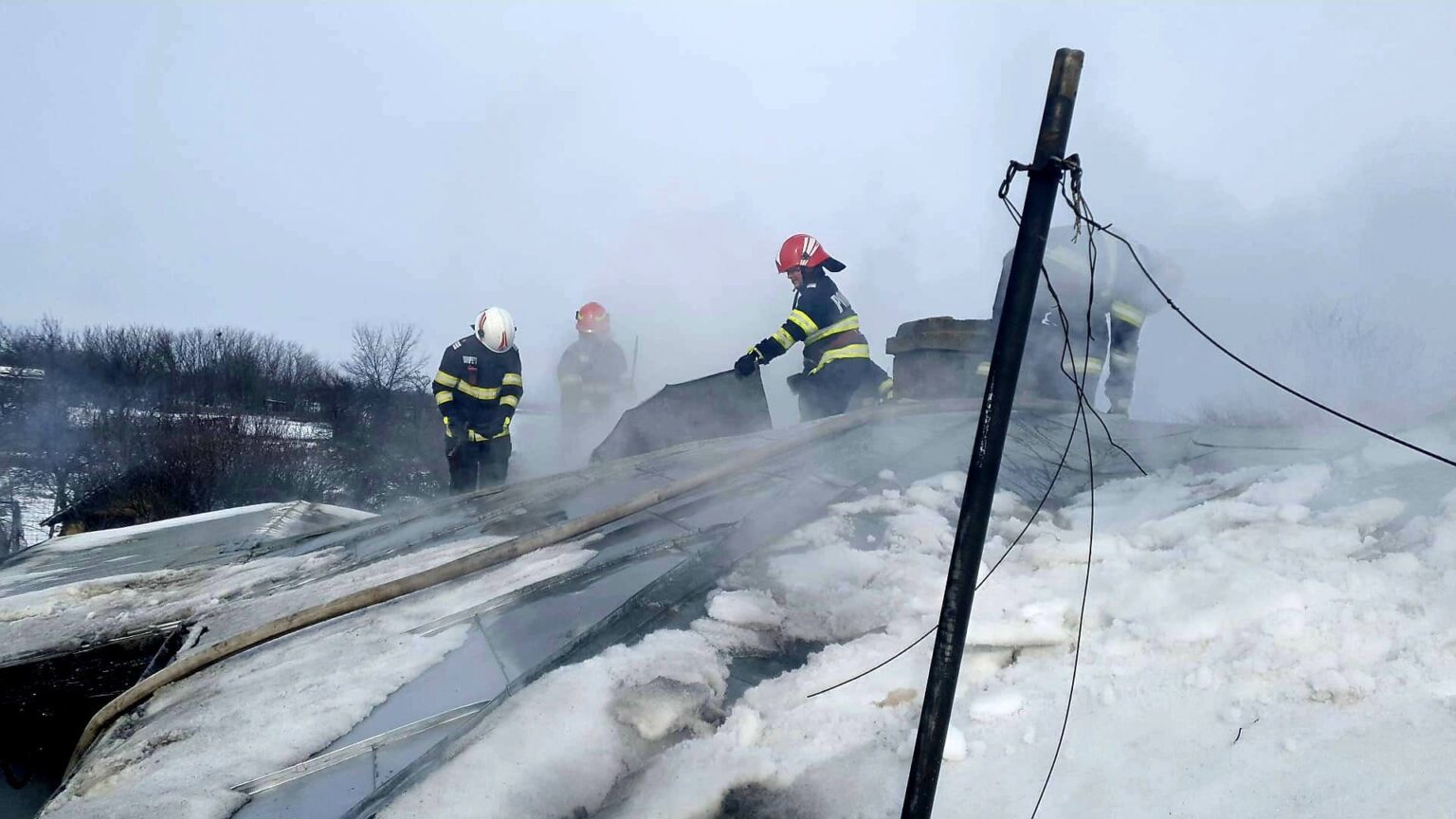 Un bătrân a murit după ce tavanul casei s-a prăbuşit peste el Foto: ISU Giurgiu