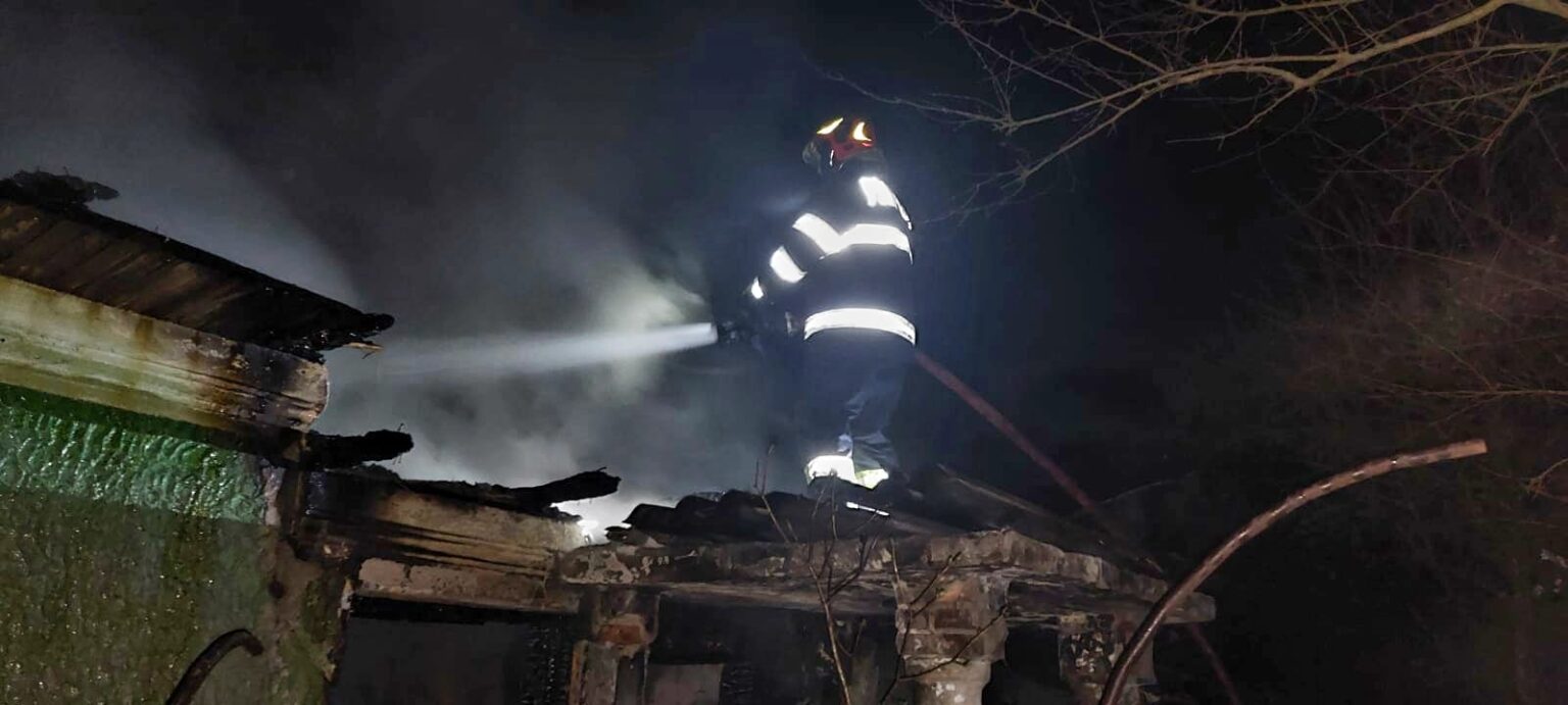 GIURGIU: Bărbat, intoxicat cu fum, în timp ce încerca să stingă incendiul ce i-a cuprins casa Incendiu, la o casă din Radu Vodă. Proprietarul s-a intoxicat cu fum Foto: ISU Giurgiu