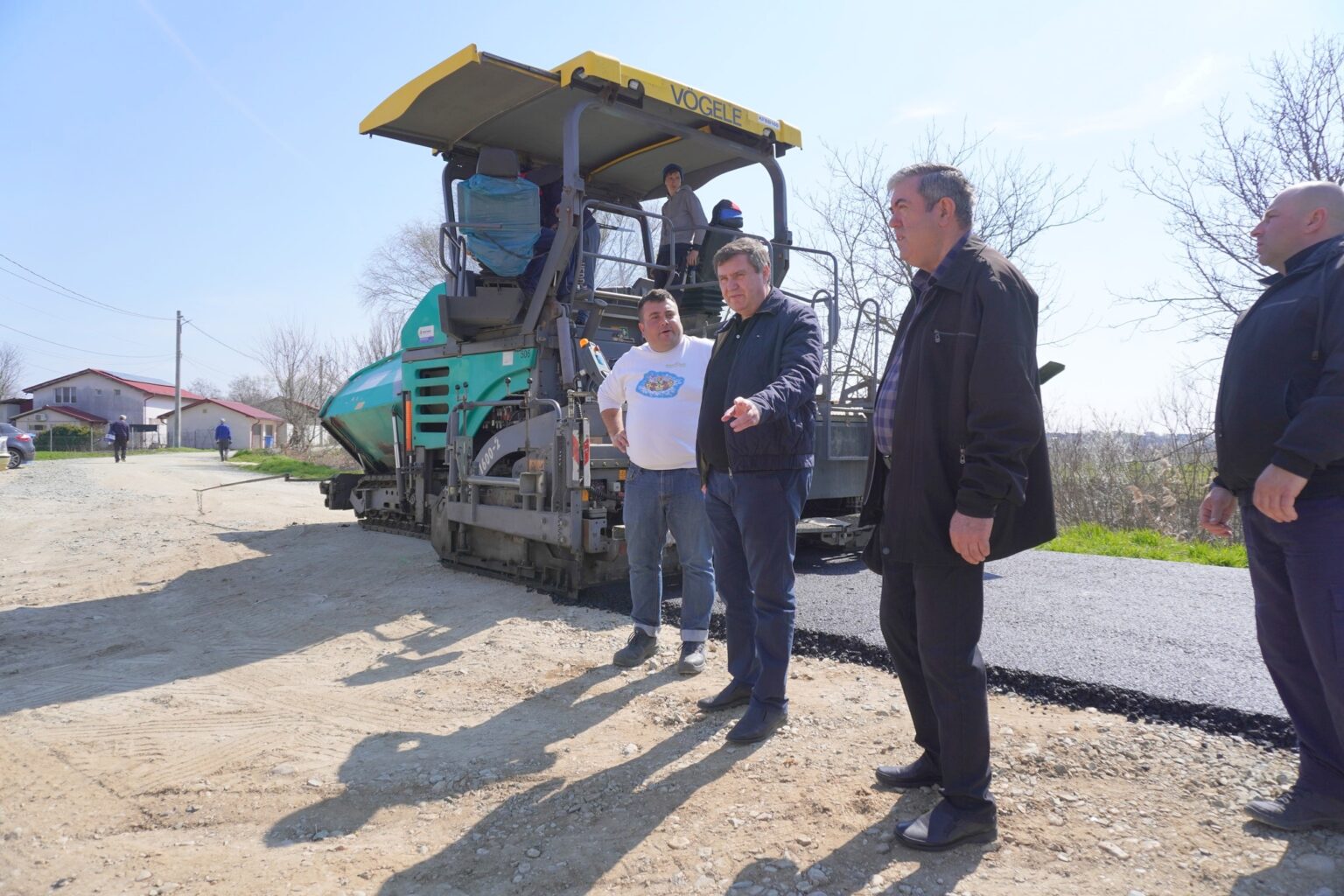 FOTO: A reînceput campania de asfaltare, în Dragomireşti Vale A reînceput campania de asfaltare, în Dragomireşti Vale
