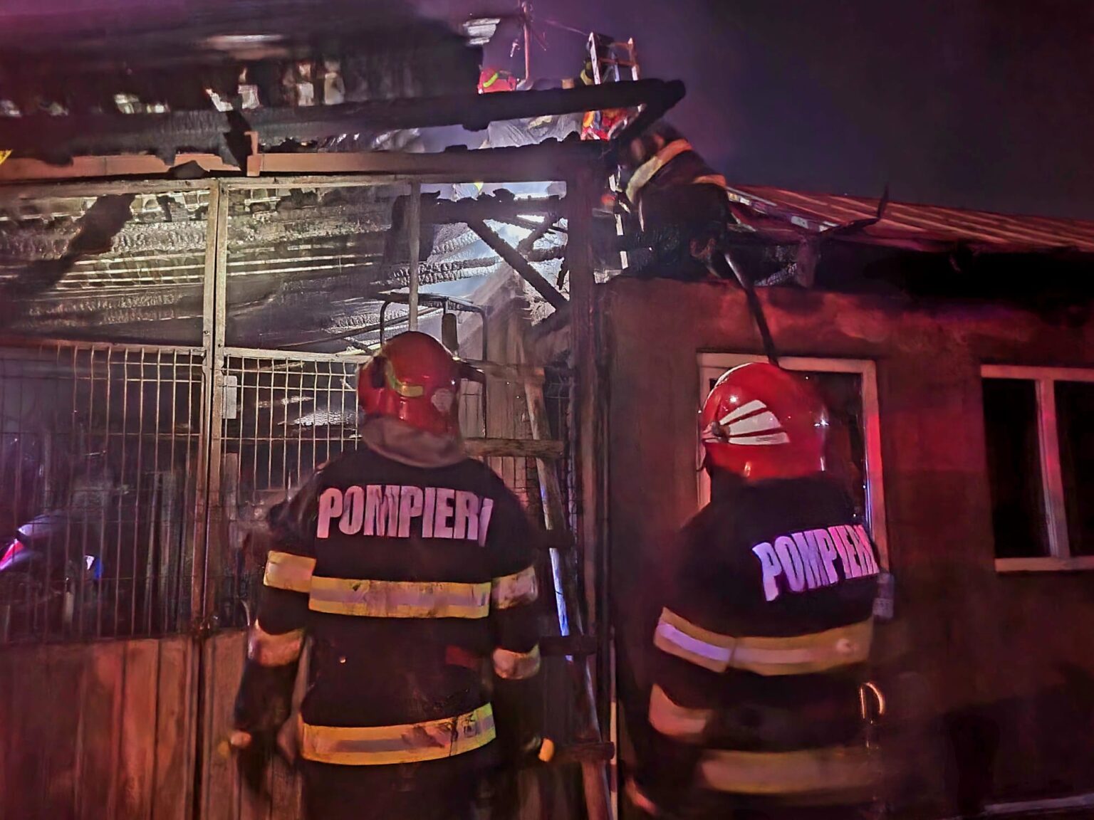 Un incendiu izbucnit la un atelier mecanic, pericol de extindere la o casă din municipiul Giurgiu