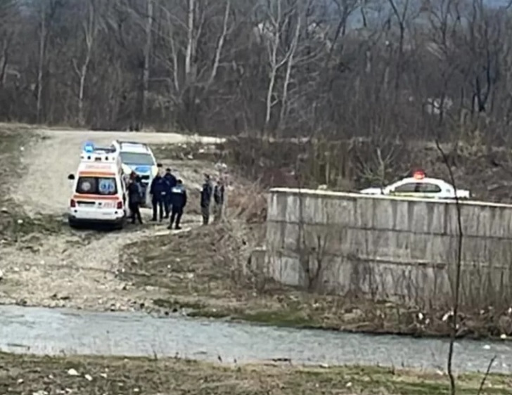 GORJ: O fată de 14 ani, găsită într-o stare avansată de ebrietate, pe malul Jiului O fată de 14 ani, găsită într-o stare avansată de ebrietate, pe malul Jiului Foto: GDS