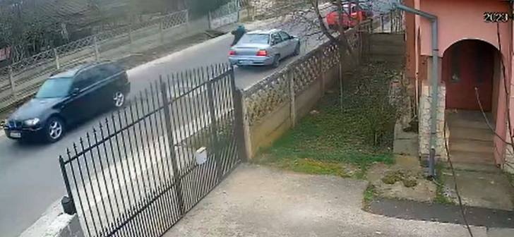 Bătrân, bătut în plină stradă pentru că a condus prea încet Bătrân, bătut în plină stradă pentru că a condus "prea încet". Foto: Opinia Timişoarei