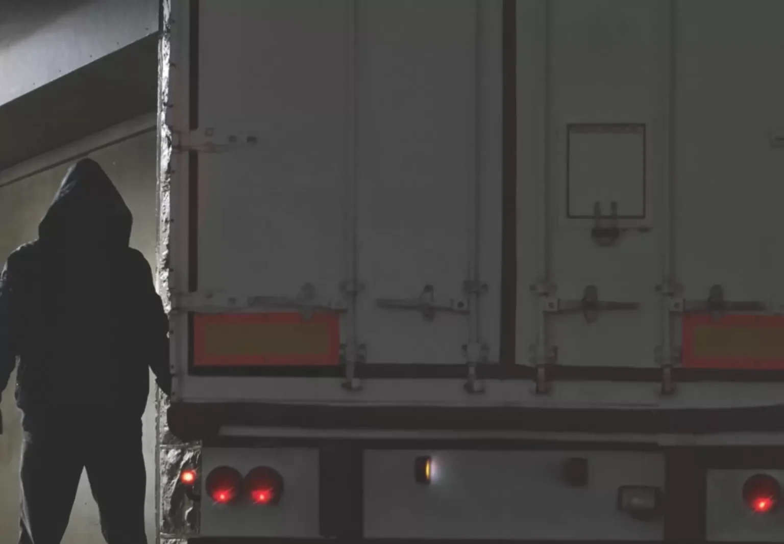 Doi bărbaţi din Ilfov, prinşi în timp ce voiau să fure bunuri din autocamioane Foto cu scop ilustrativ, sursă: TirMagazin.ro