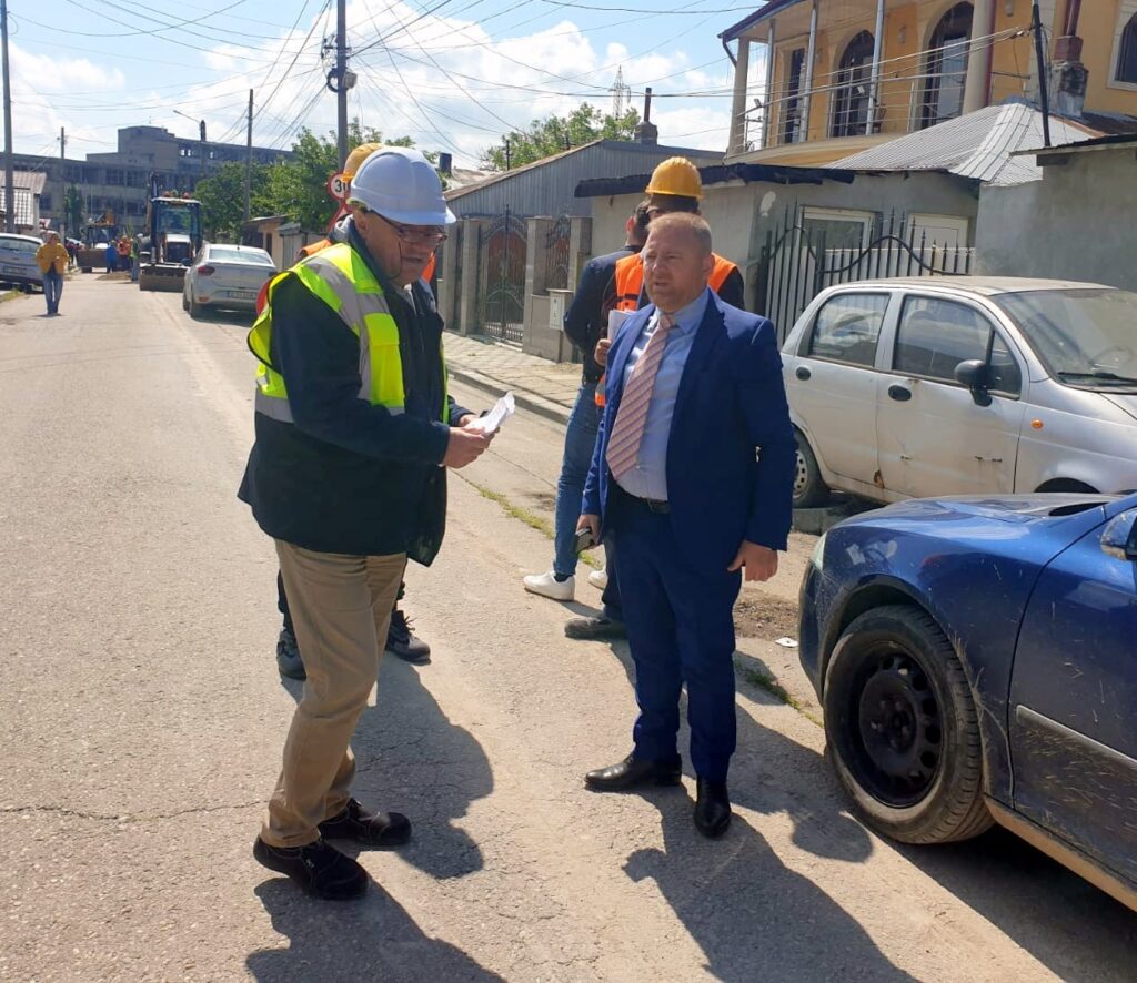 Primarul din Jilava, pe teren, la lucrările de apă şi canalizare