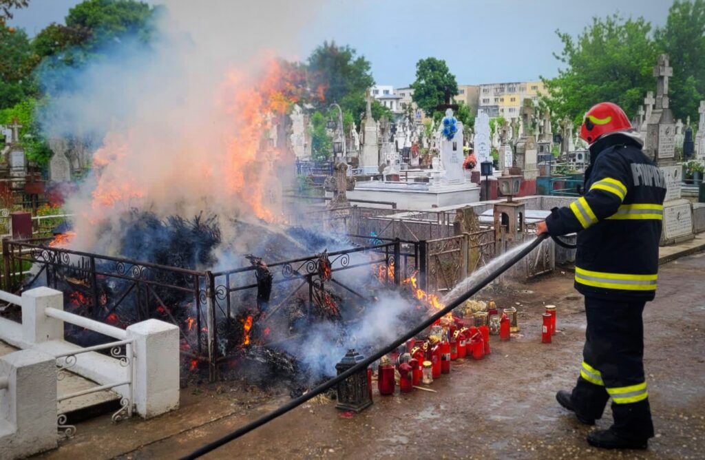 Un mormânt dintr-un cimitir din municipiul Giurgiu a luat foc Foto: ISU Giurgiu