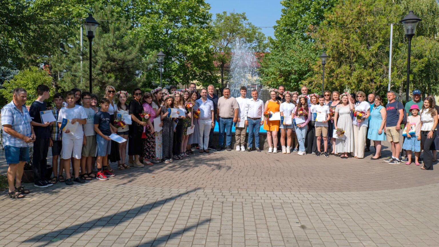 FOTO: 22 de elevi din Snagov, care au terminat cu media 10, premiaţi de autorităţile locale 22 de elevi din Snagov, care au terminat cu media 10, premiaţi de autorităţile locale