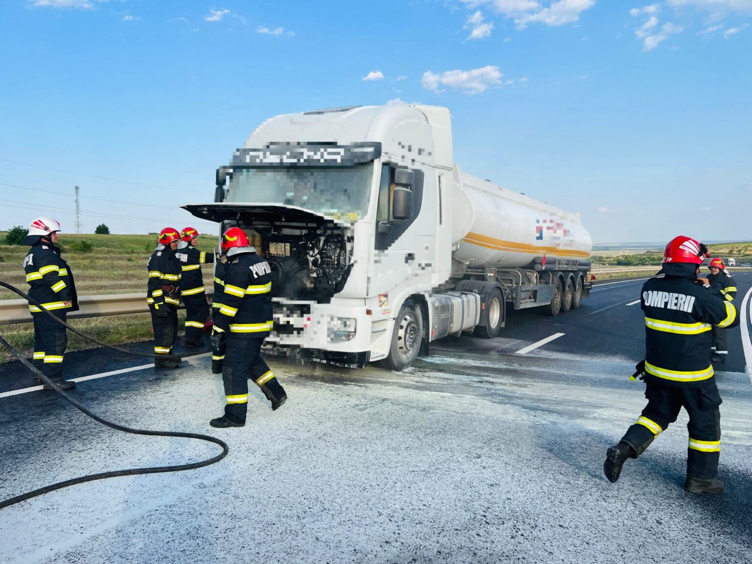 O autocisternă cu acetat de butil a luat foc pe DN 5, Giurgiu-Bucureşti