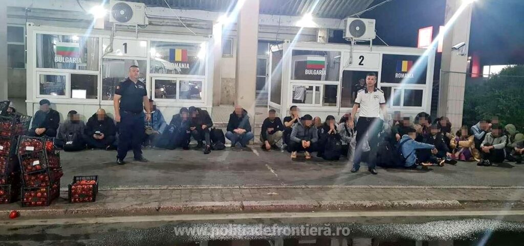31 cetățeni sirieni, ascunși într-un autocamion încărcat cu roșii, opriţi în Vama Giurgiu