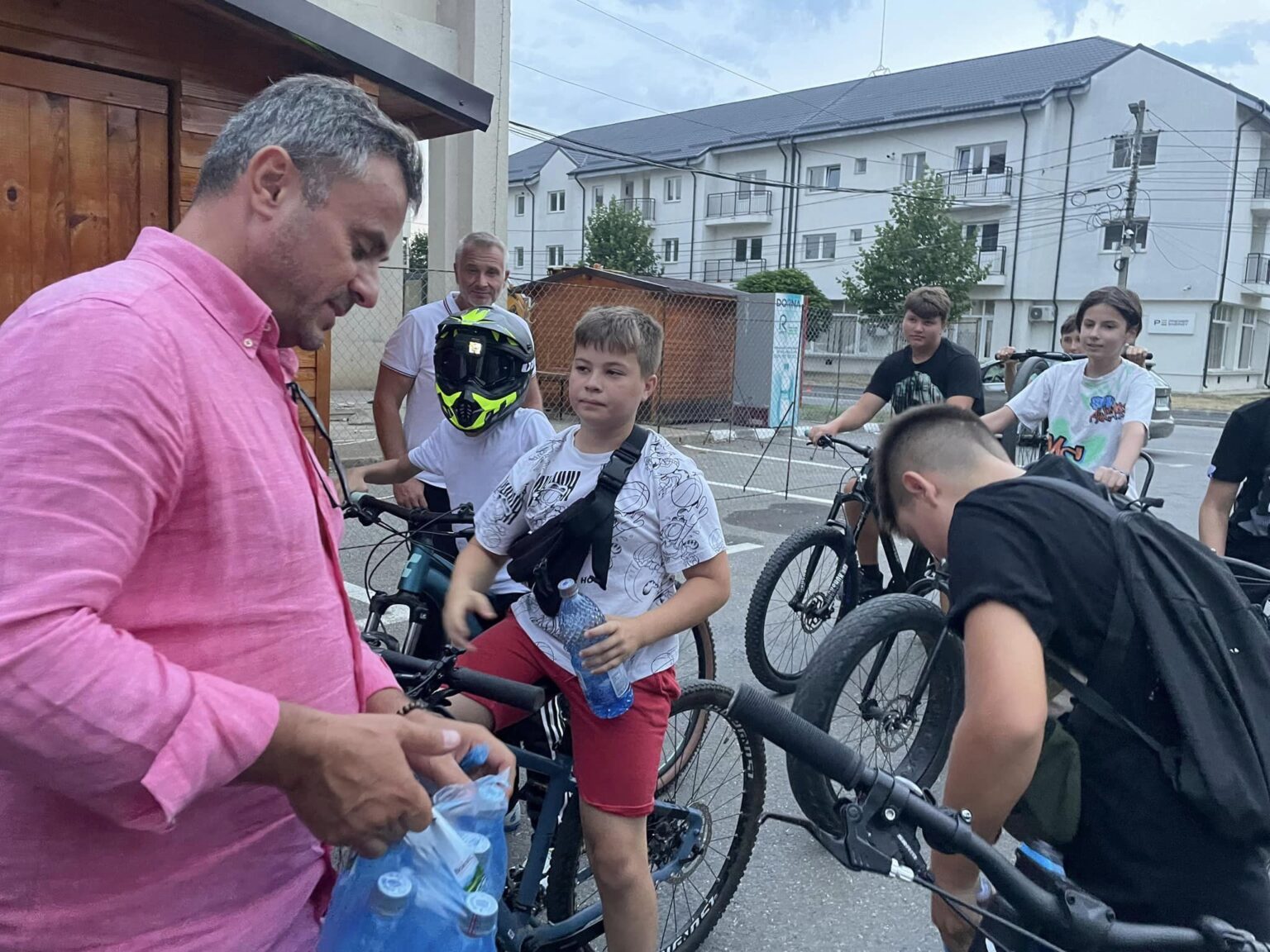 Primarul din Snagov le-a oferit apă trecătorilor, în zilele caniculare
