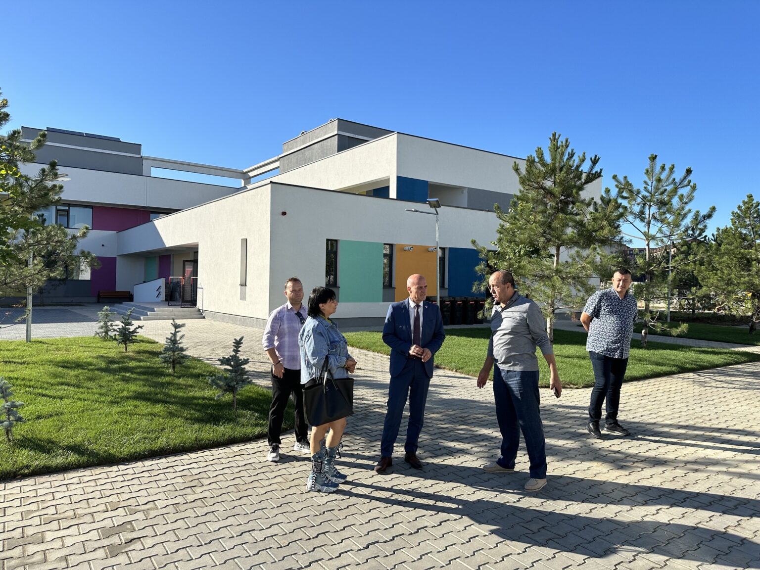 Pe 9 august, la Şcoala Gimnazială „Petru Rareş” din localitate au venit în vizită un reprezentant al Ministerului Educaţiei, dar şi un inspector din cadrul Inspectoratului Şcolar Judeţean Ilfov