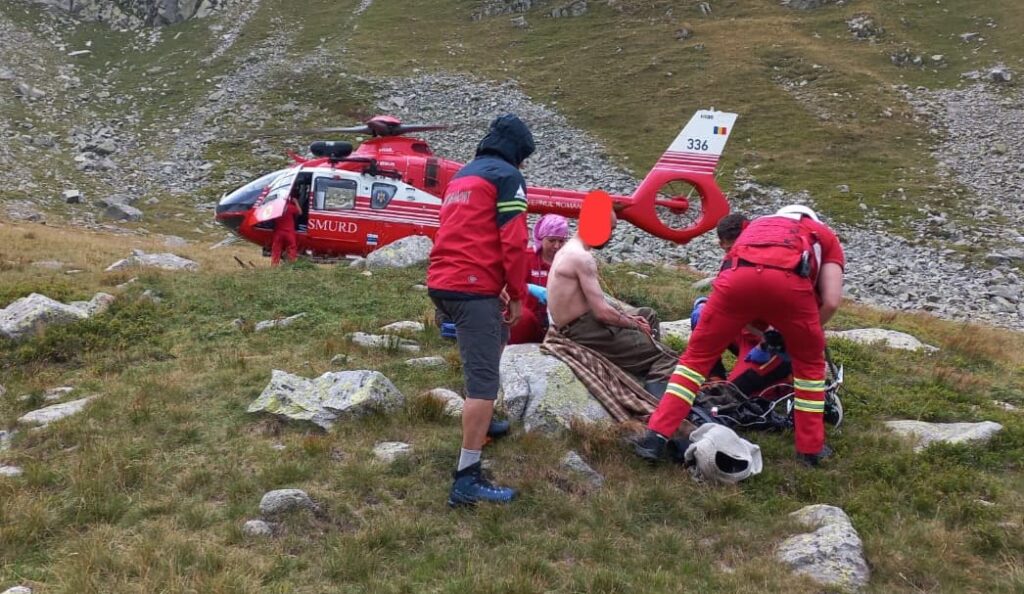 Turist, muşcat de viperă în Munţii Parâng, salvat cu elicopterul SMURD Foto: Salvamont România