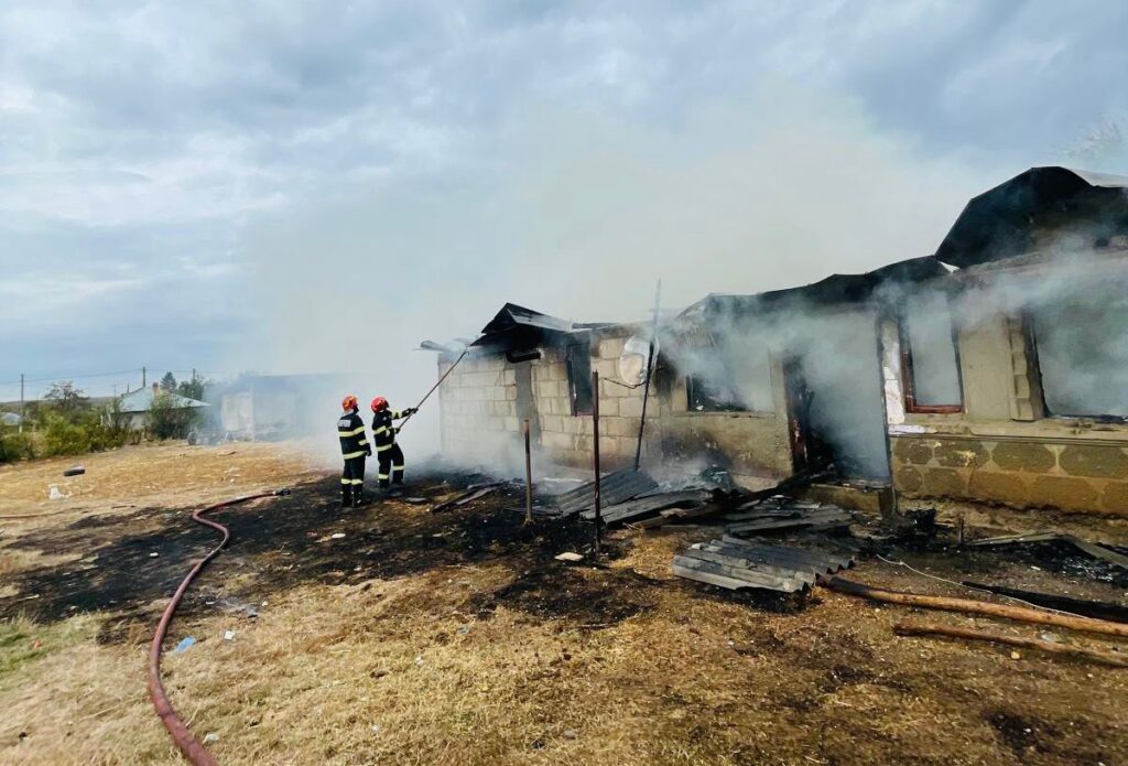 O familie din localitatea Letca Nouă a rămas fără acoperiș deasupra capului, în urma unui incendiu violent Foto: ISU Giurgiu