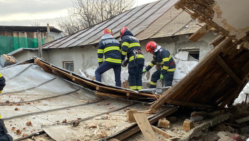 O bătrână, prinsă sub dărâmături, după o explozie în locuinţa sa Foto: România24.ro