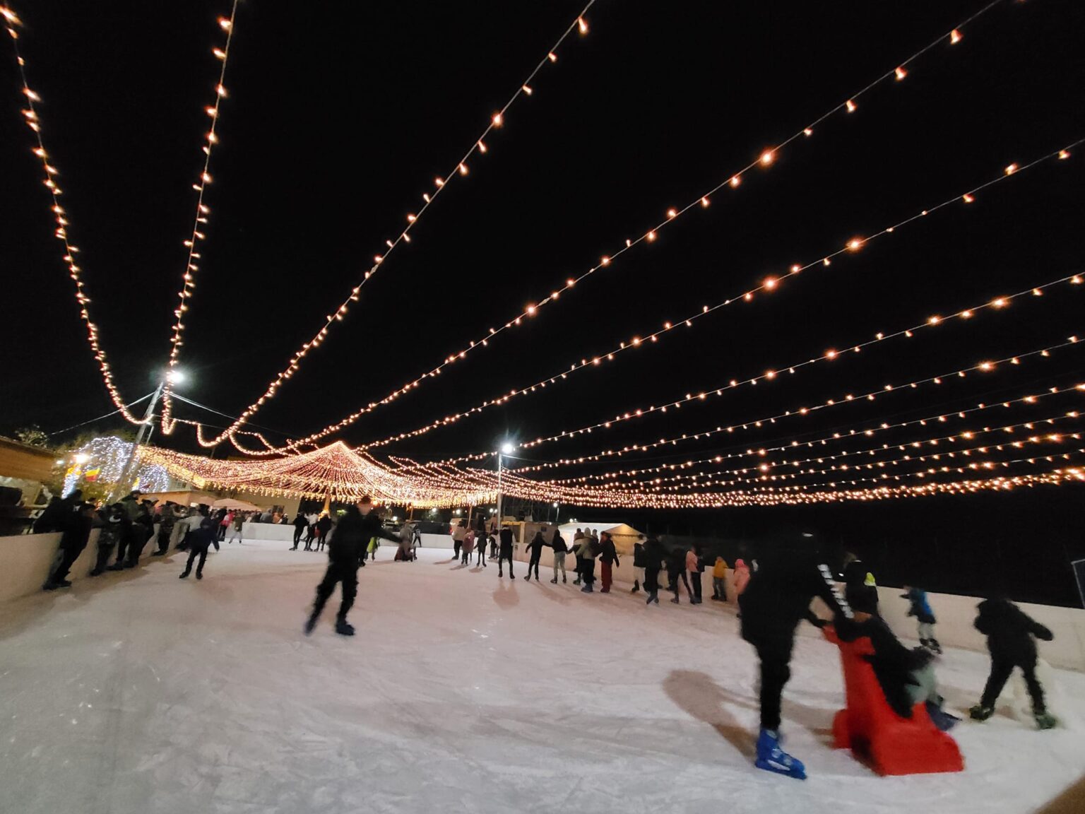 Jilava, în straie de sărbătoare. Patinoarul a fost deschis oficial Startul Sărbătorilor de Iarnă a fost dat, la Jilava, chiar de Moş Nicolae Foto: Primăria Jilava
