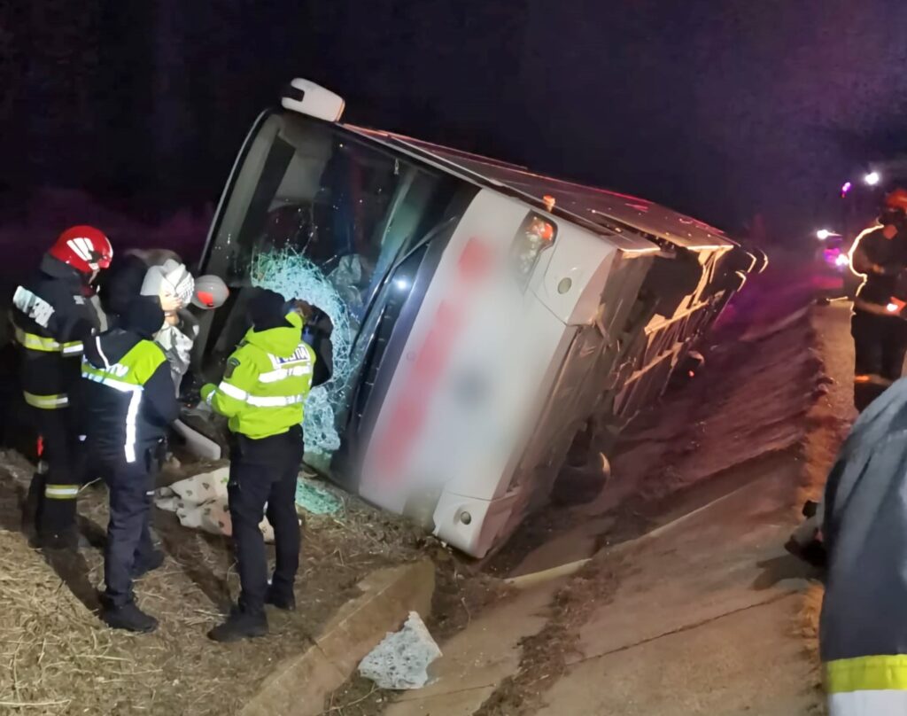 GIURGIU: Autocar răsturnat în şanţ, pe DN 5. Şapte persoane au rămas blocate Un autocar, în care se aflau șapte persoane, a căzut în șanțul de pe marginea DN5, în zona localității Uzunu Foto: ISU Giurgiu