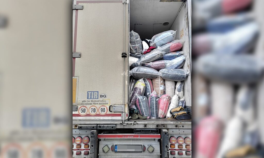 Aproximativ 43 de tone de deșeuri - haine, încălţăminte second hand şi deşeuri metalice - oprite în Vama GIURGIU Foto: ITPF Giurgiu