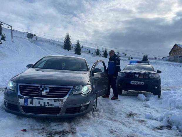 Amendă de 1.000 de lei pentru un turist care a traversat cu maşina două pârtii, ca să ajungă la cazare Amendă de 1.000 de lei pentru un turist care a traversat cu maşina două pârtii, ca să ajungă la cazare Foto: Jurnalul de Argeş