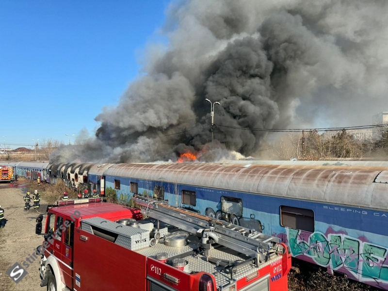 Două vagoane de tren dezafectate au luat foc, astăzi, în zona de triaj dintre Gara Basarab şi Podul Grant Foto: Ştiri pe Surse